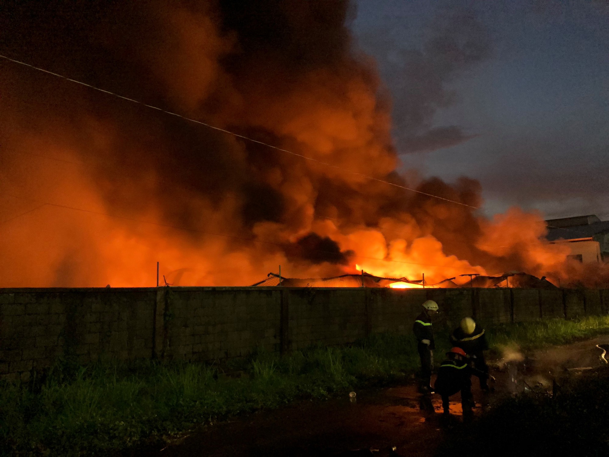 Hiện trường cháy kinh hoàng ở Sài Gòn, 200 cảnh sát PCCC chiến đấu với lửa